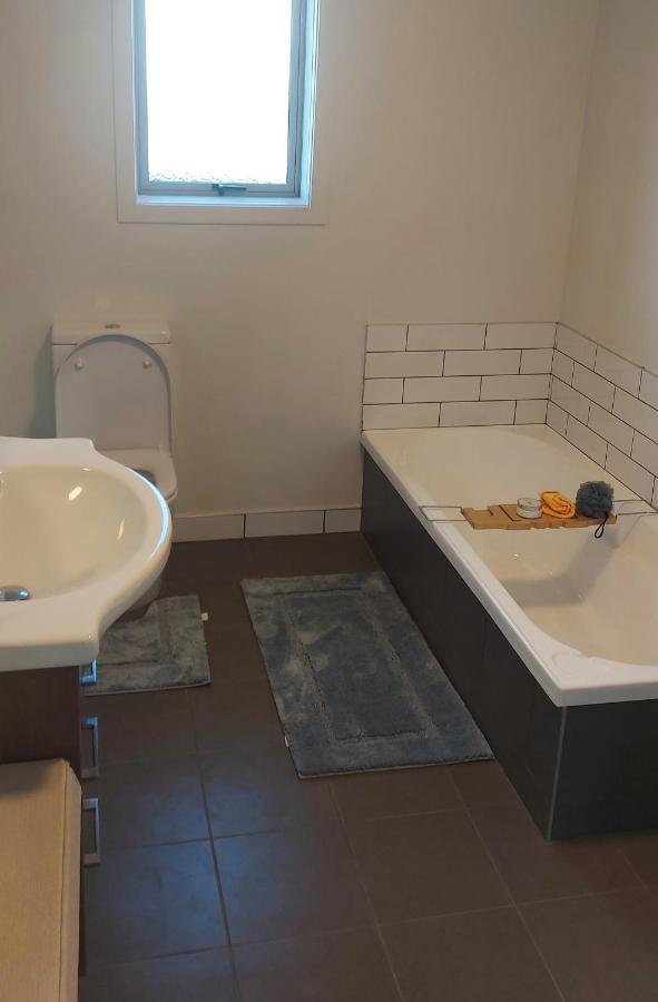 Cozy, New, Private 3 Bedroom Home 汉密尔顿 外观 照片
